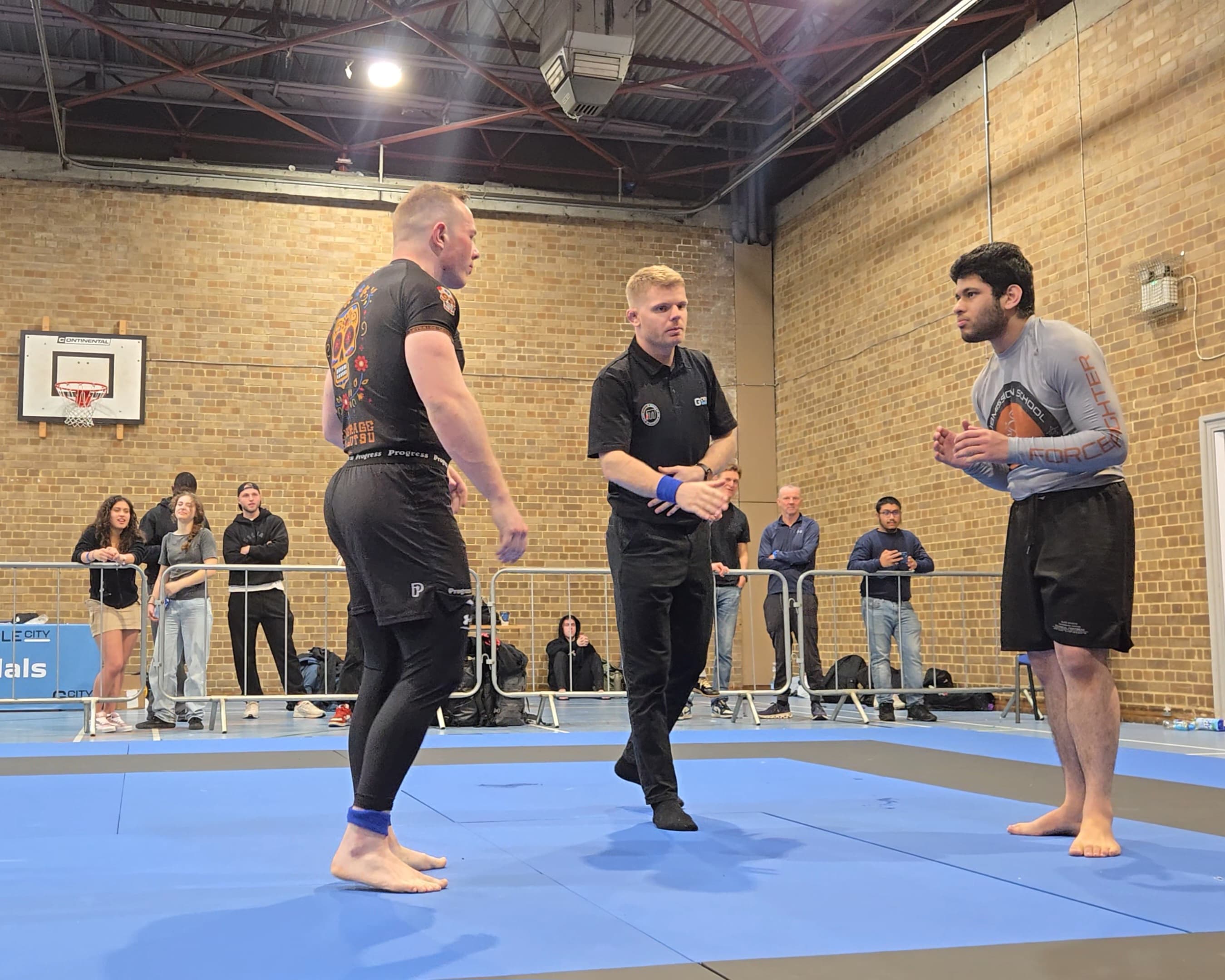 Ref's brief. The minute before the fight.